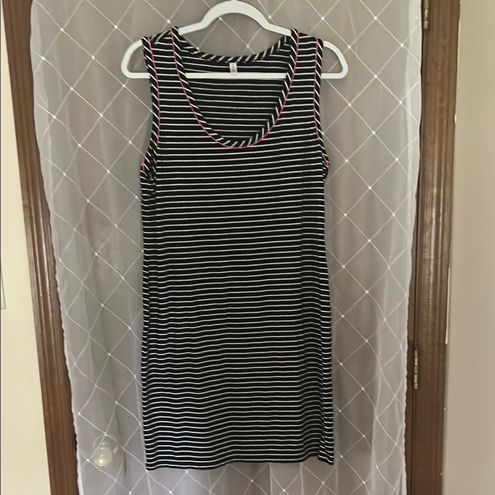 Xhilaration Black and White Fitted Sleeveless Tank Top